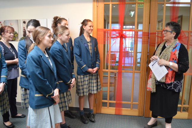Helen O'Brien with Year 9 Loreto art students.JPG